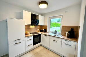 Horno, parrilla de estufa y lavavajillas 