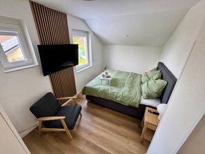 2 bedrooms, iron/ironing board, WiFi, bed sheets