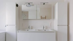 A modern bathroom with two sinks, a mirror, and a shower. - Brand new house Sable d'Or  - Oostduinkerke (Koksijde)