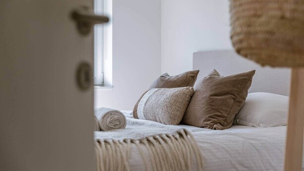 A bedroom with a bed, pillows, and a rolled towel. - Brand new house Sable d'Or  - Oostduinkerke (Koksijde)