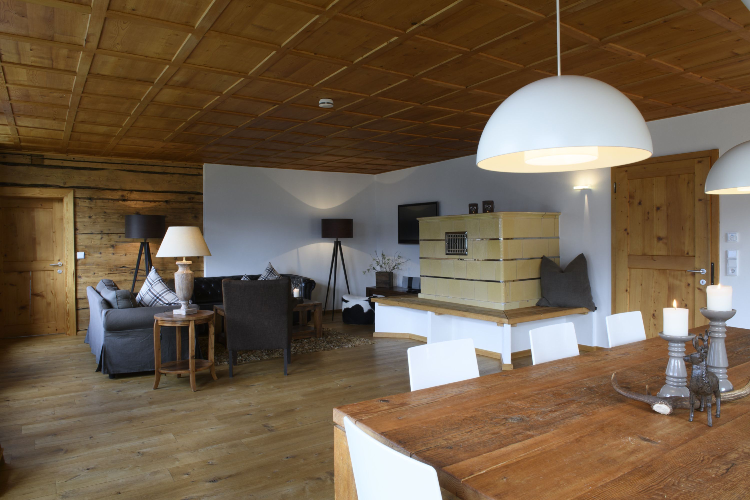 Un intérieur en bois comprenant une table à manger, des chaises, un canapé et une lampe.
