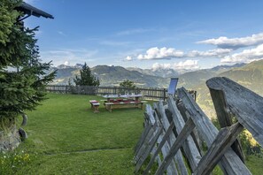 7 bedrooms - Slopeside Mountain House With Hot Tub (Tschagguns)