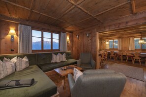 7 bedrooms - Slopeside Mountain House With Hot Tub (Tschagguns)