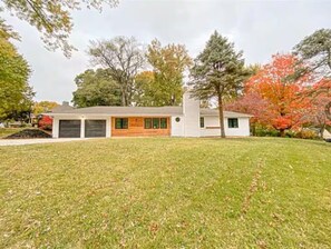 Exterior - Tranquil 4-bedroom house with AC in charming Leawood (Leawood)