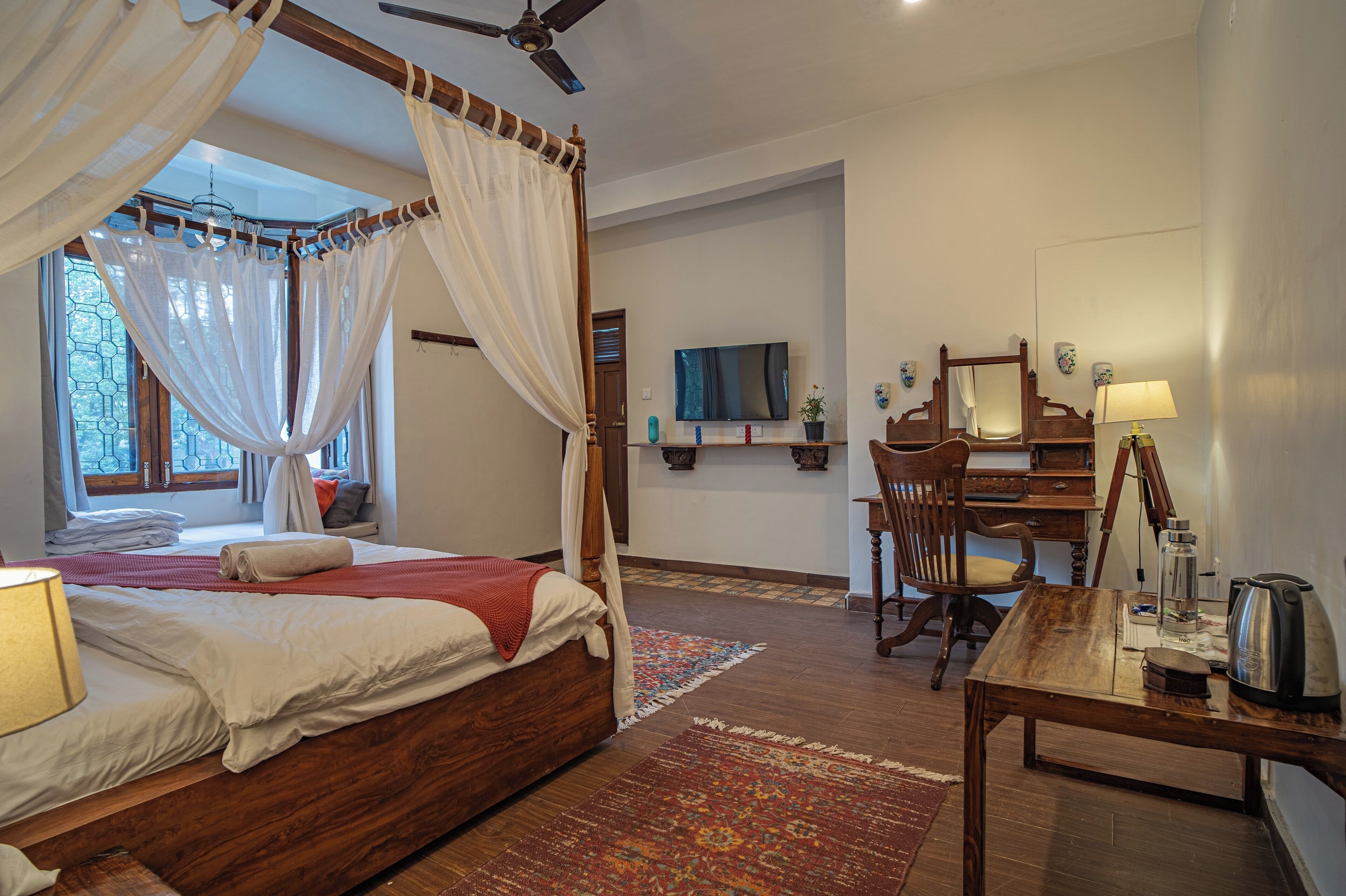 Heritage Room with Garden View | Espaço de trabalho para notebook