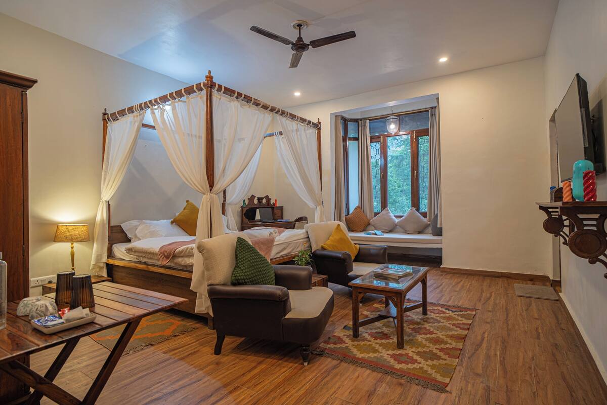 Heritage Room with Bay Window | Espacio para trabajar con un portátil