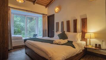 Deluxe Room with Bay Window | Espacio para trabajar con laptop