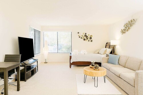 Big Room Queen Bed & Sofa Bed/ Perfect environment