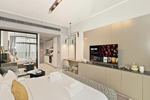 1 bedroom, iron/ironing board, WiFi, bed sheets - Downtown Canal View Studio, Walk to Dubai Mall. (Dubai)