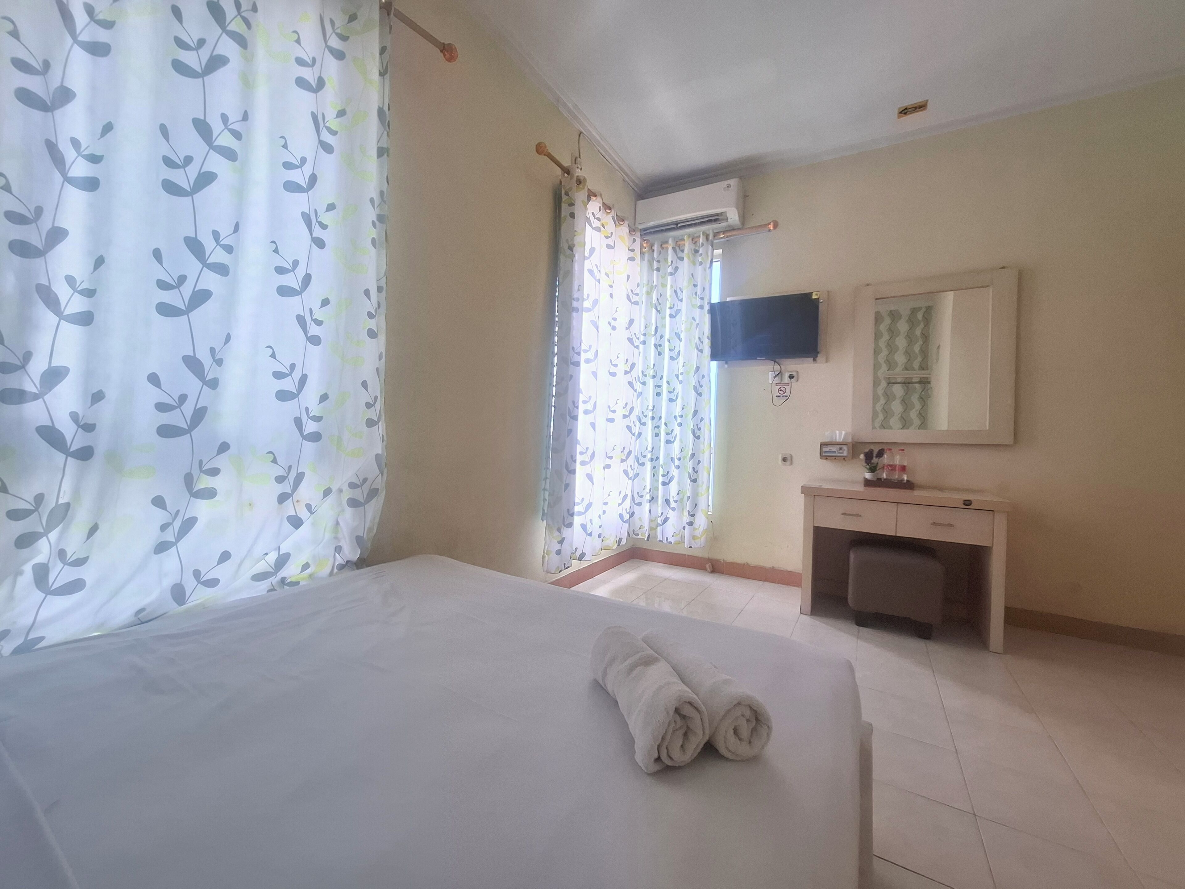 Deluxe Double Room, City View | Desk, laptop workspace, free WiFi