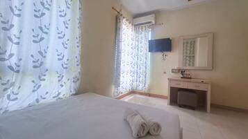 Deluxe Double Room, City View | Desk, laptop workspace, free WiFi