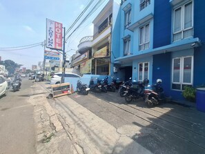 Vista frontal de la propiedad