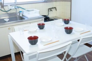 Private kitchen - Japanese Modern Stay｜ 5 min to Tsuruhashi station/ 5 min to Namba (Higashinari Ward)
