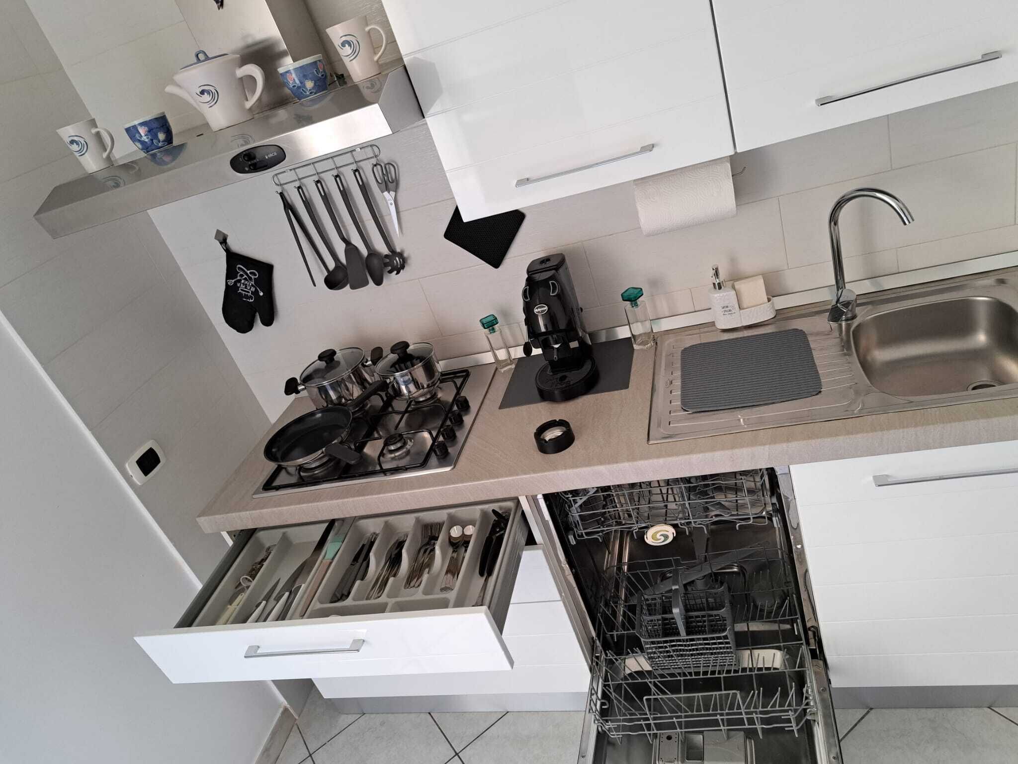 Frigorifero, microonde, forno, piano cottura