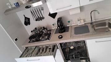 Frigorifero, microonde, forno, piano cottura