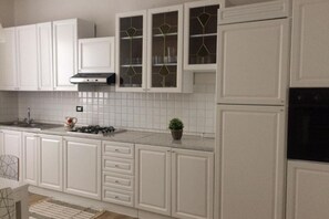 Toaster - The house is located in the centre of La Spezia, close to Central Station: a strategical and convenient position to visit the city and to reach all places of Cinque Terre by train. The apartment consists of a large double bedroom, bright and cosy living  (La Spezia)