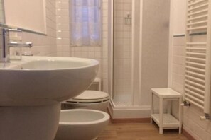Regadera, bidet, toallas, shampoo 