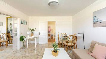 Chambre, 1 chambre, accessible aux personnes à mobilité réduite, balcon | Coin séjour | Livres