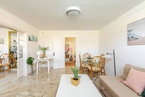 Rum - 1 sovrum - tillgänglighetsanpassat - balkong | Vardagsrum | Böcker