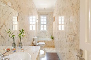 Room, 1 Bedroom, Accessible, Balcony | Bathroom