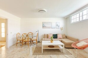 Habitación, 1 habitación, con acceso para personas discapacitadas, balcón | Área de sala de estar | Libros