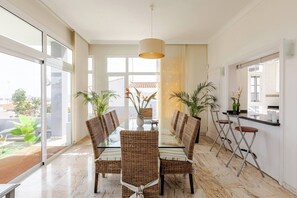 Room, 1 Bedroom, Accessible, Balcony | Dining