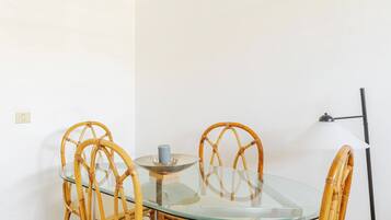 Chambre, 1 chambre, accessible aux personnes à mobilité réduite, balcon | Salle à manger