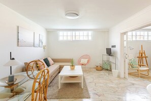 Habitación, 1 habitación, accesible para personas con discapacidad, balcón | Zona de estar | Libros