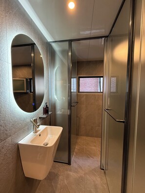 Shower, eco-friendly toiletries, hair dryer, towels - [NEW] Hongdae 2min walk•3BR/1.5BA•7 Beds •Up to 14 (Seoul)