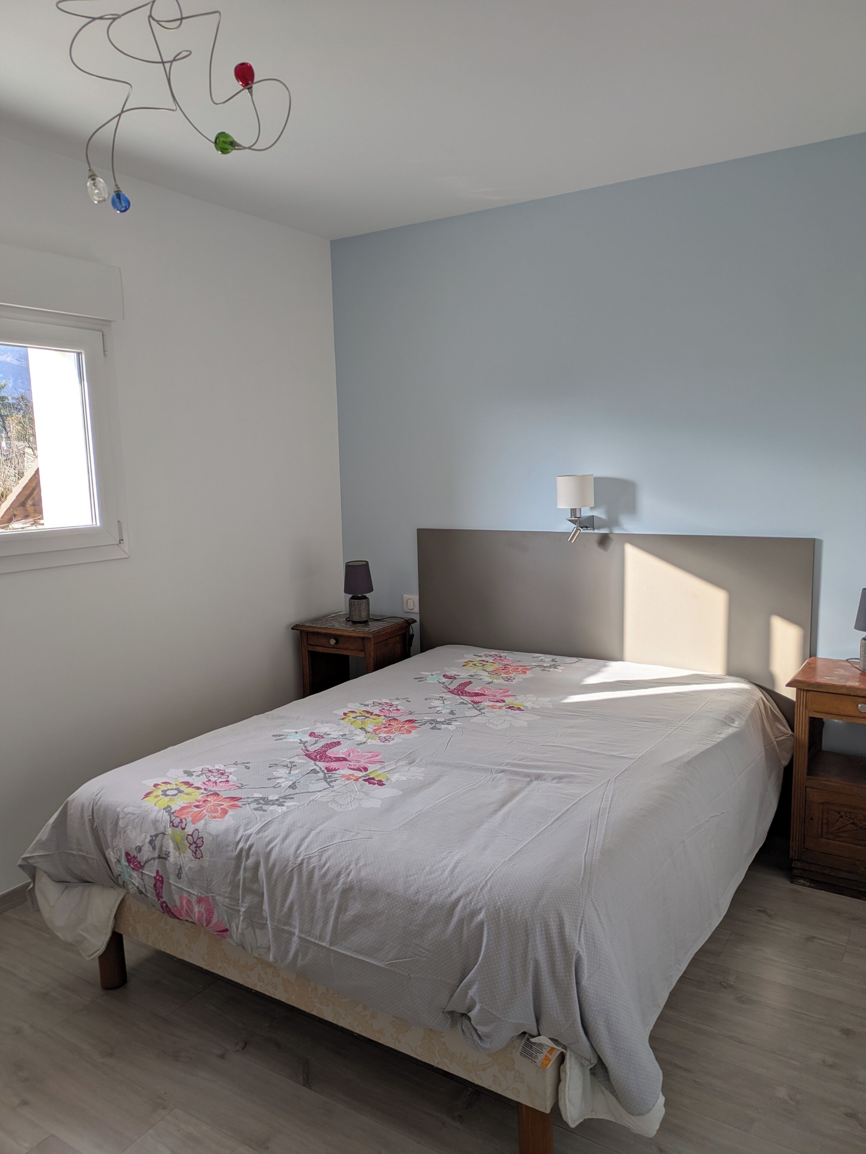 Een strijkplank/strijkijzer, wifi, beddengoed