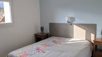 Een strijkplank/strijkijzer, wifi, beddengoed