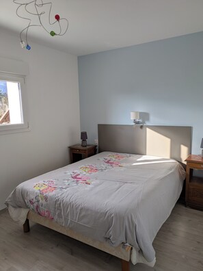 Een strijkplank/strijkijzer, wifi, beddengoed