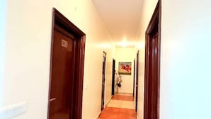 Corredor com portas indicando os números 301 e 302, dando acesso a quartos.