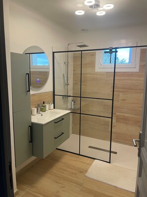 Shower, hair dryer, towels, toilet paper - House with secure swimming pool at the foot of the Cévennes mountains (Sauve)