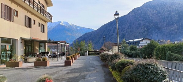 تناول الطعام بالخارج