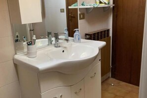 Dusj, håndklær og toalettpapir