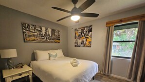 3 bedrooms, iron/ironing board, free WiFi, bed sheets - Spacious 3 bedroom 1.5 bath house in sunny Palm Bay near Space Coast- sleeps 8 (Palm Bay)