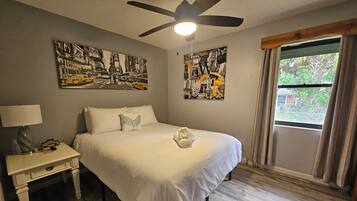 3 slaapkamers, een strijkplank/strijkijzer, gratis wifi, beddengoed