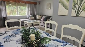 Interior - Spacious 3 bedroom 1.5 bath house in sunny Palm Bay near Space Coast- sleeps 8 (Palm Bay)