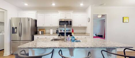 Een koelkast, een magnetron, een kookplaat, een vaatwasser