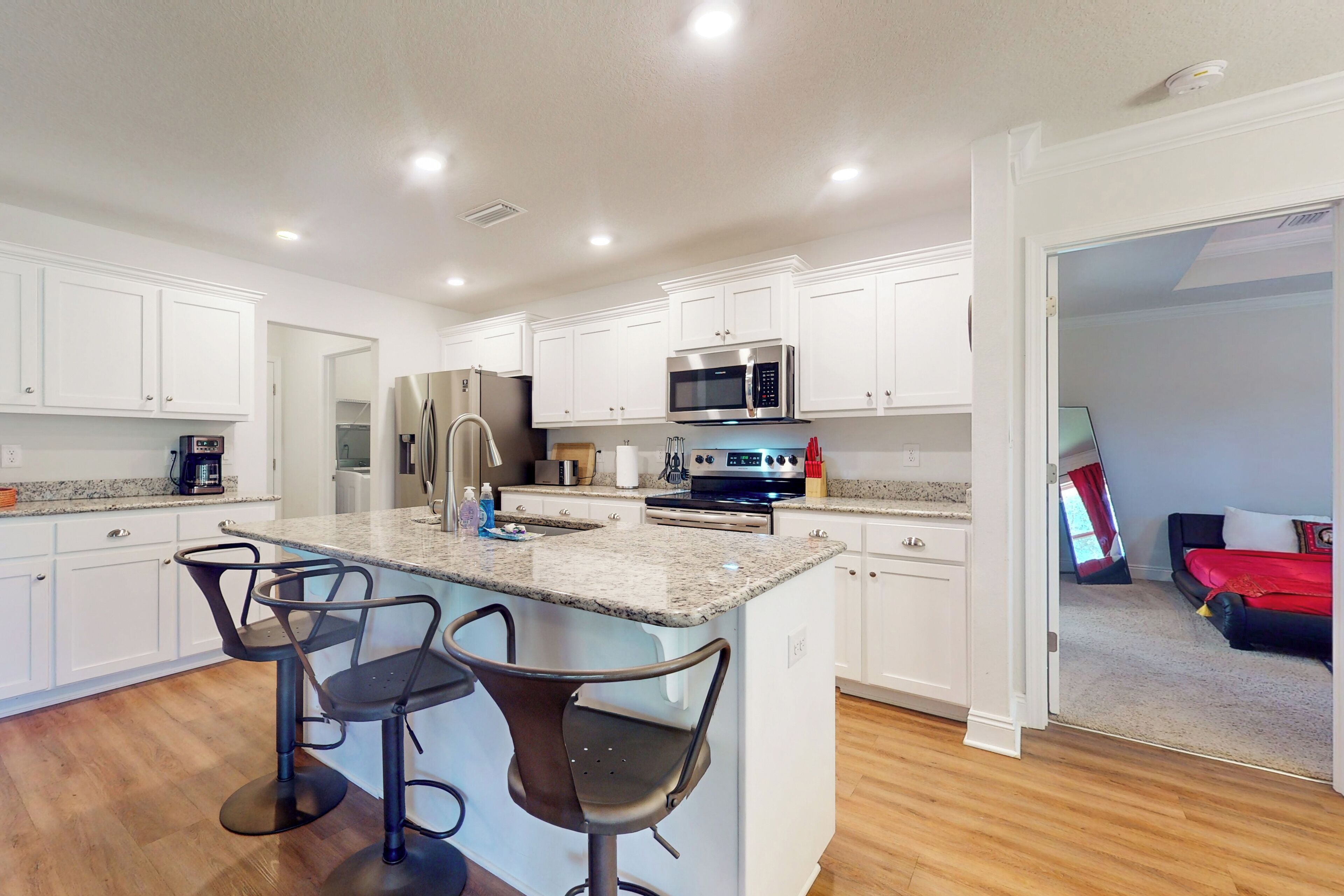 Réfrigérateur, micro-ondes, plaque de cuisson, lave-vaisselle