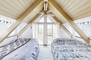 2 bedrooms, desk, Internet, bed sheets - Panoramic Mtn & Lake Views: Hilltop Big Bear Cabin (Big Bear Lake)