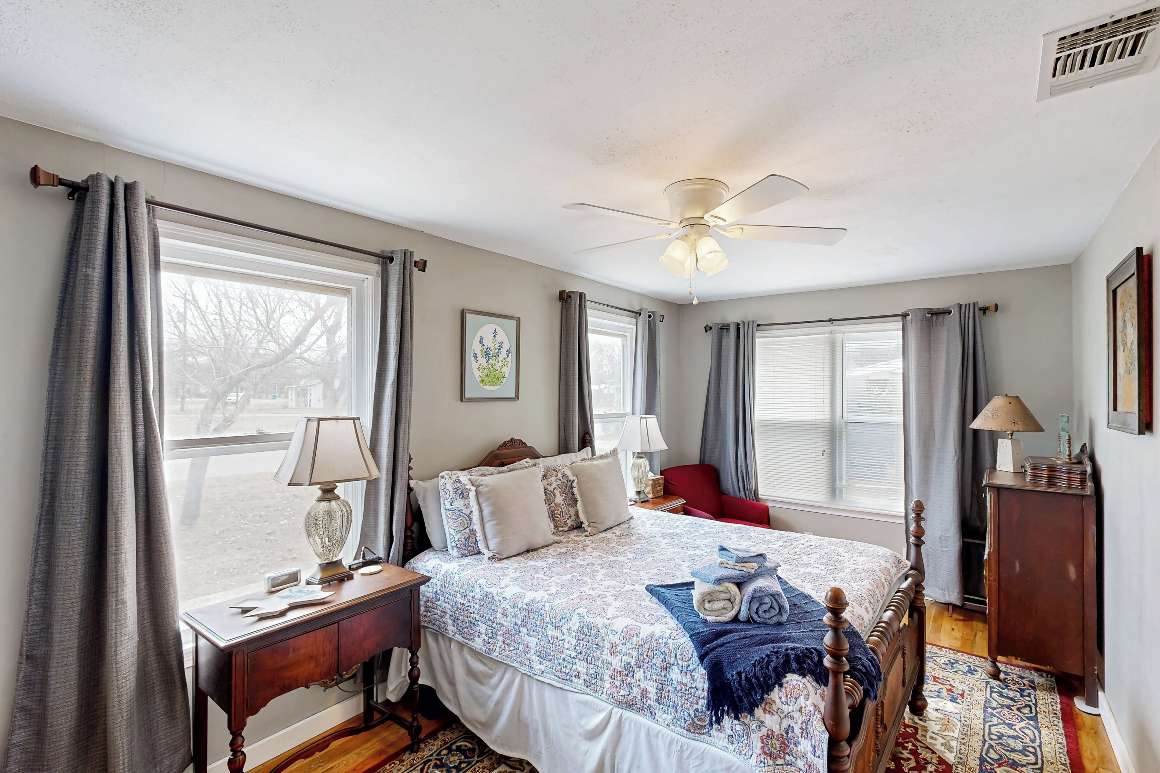 3 bedrooms, iron/ironing board, internet, bed sheets