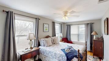 3 bedrooms, iron/ironing board, internet, bed sheets
