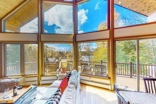 3BR Home w/ Private Hot Tub, Kayaks & Lake Views