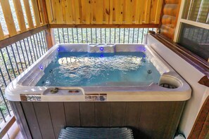 Outdoor spa tub - 1 Mi to Parkway! Hot Tub Hideaway in Pigeon Forge (Pigeon Forge)