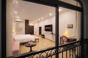 Pink Studio, City View | Tallelokero huoneessa, yksilöllisesti sisustettu