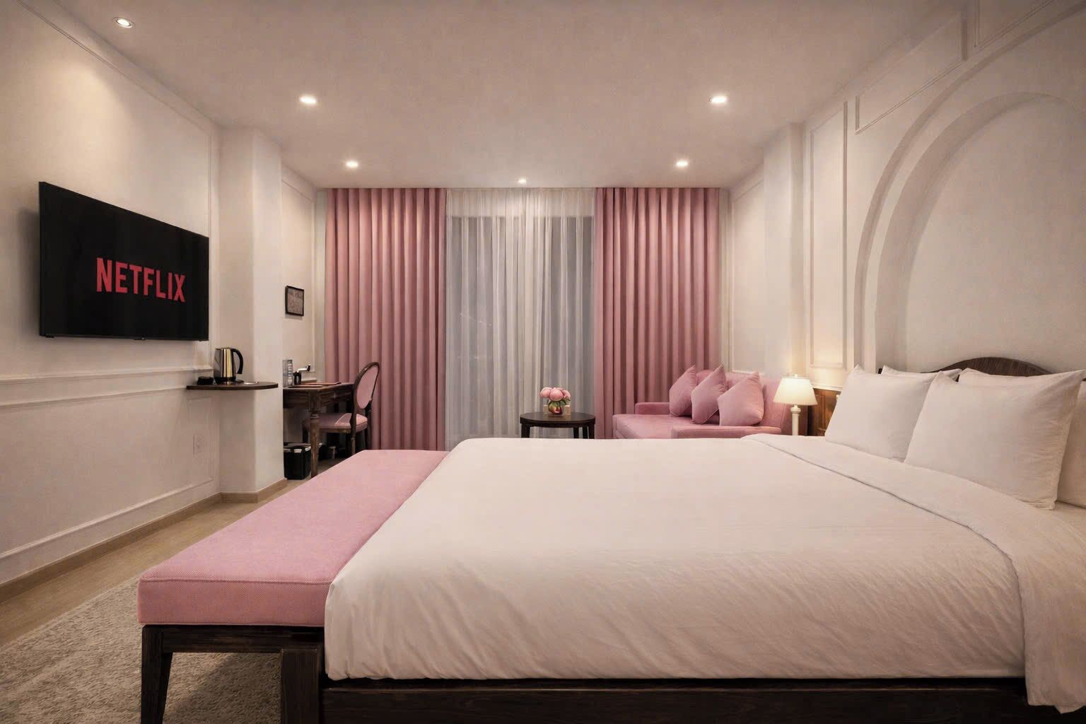 Pink Studio, City View | 客房内保险箱、特色装修、特色家居、办公桌