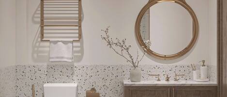 Un baño con inodoro blanco, un mueble de madera con espejo y un perchero.