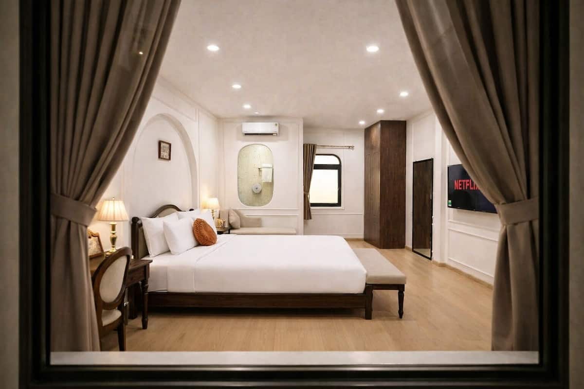 Silver Suite with Sofa Bed | Pengeskab på værelset, skrivebord, arbejdsområde til bærbare computere
